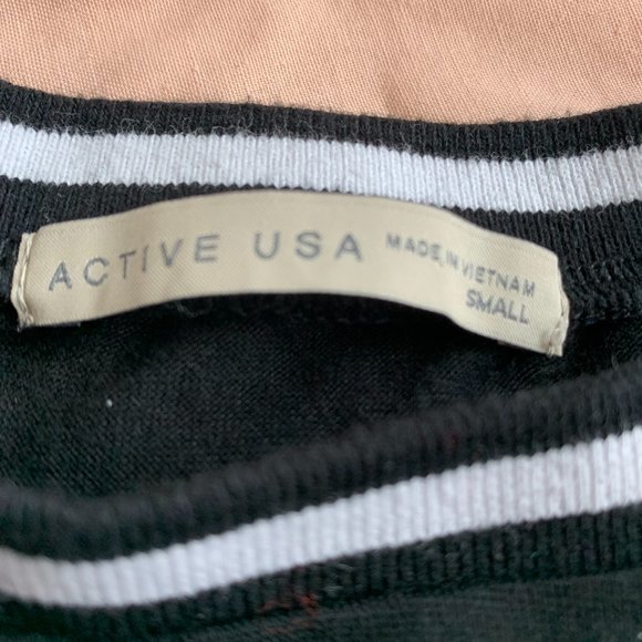 ⭐️2 /$12⭐️ Black Crop Tee, Size S - Picture 3 of 4